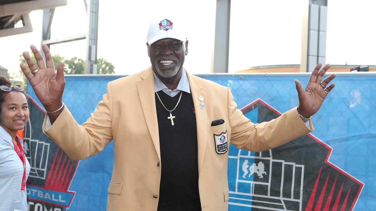 Aug 5, 2017; Canton, OH, USA; Dallas Cowboys former tackle Rayfield Wright enters the stadium for the Professional Football HOF enshrinement ceremonies at the Tom Benson Hall of Fame Stadium.